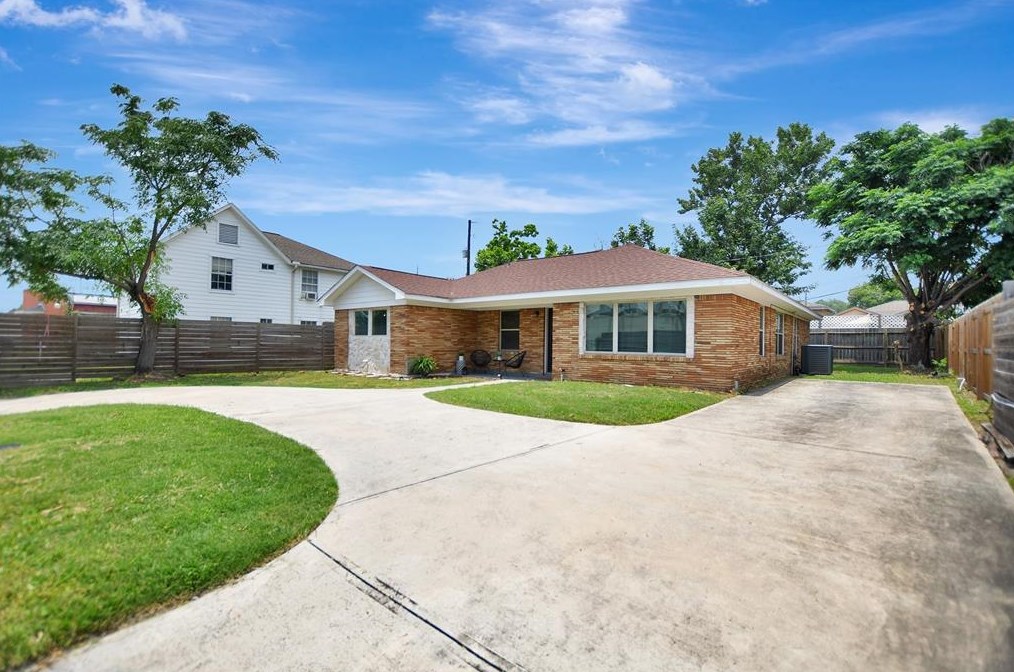 211 Moody St, Houston TX  77009-2741 exterior