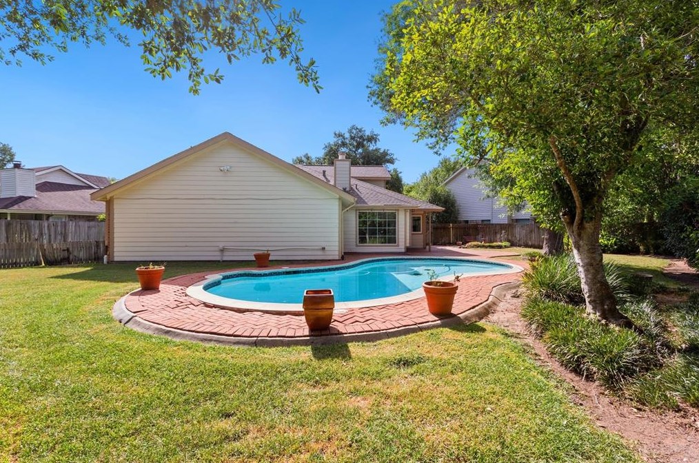 2231 Greencove Ln, Sugar Land TX  77479-2220 exterior