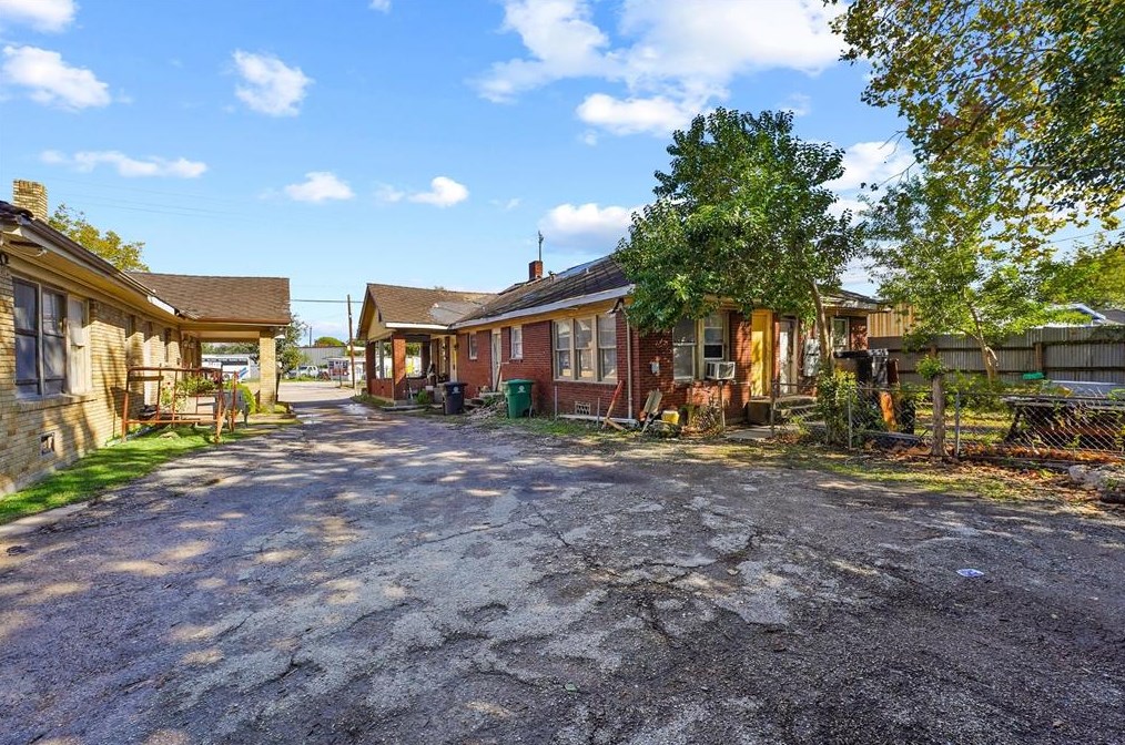 1528 Telephone Rd, Houston TX  77023-3635 exterior