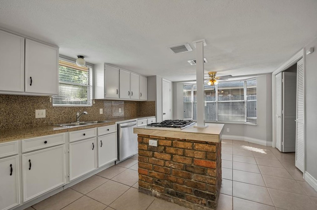 15639 Boulder Oaks Dr, Houston TX  77084-3008 exterior