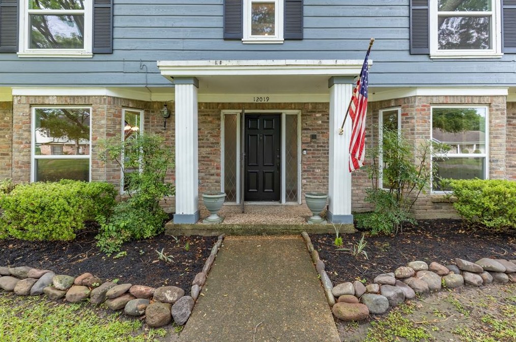 12019 Sugar Springs Dr, Houston TX  77077-4928 exterior