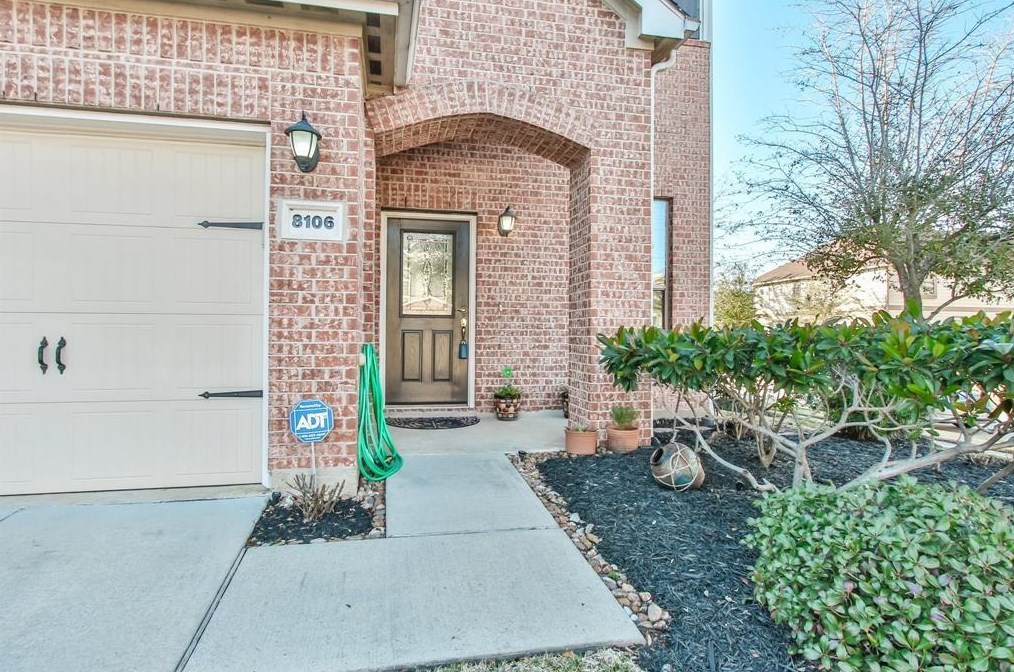 8106 Singing Sonnet Ln, Houston TX  77072-0130 exterior