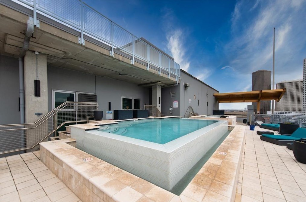 2000 Bagby St, Houston TX  13440-8587 exterior