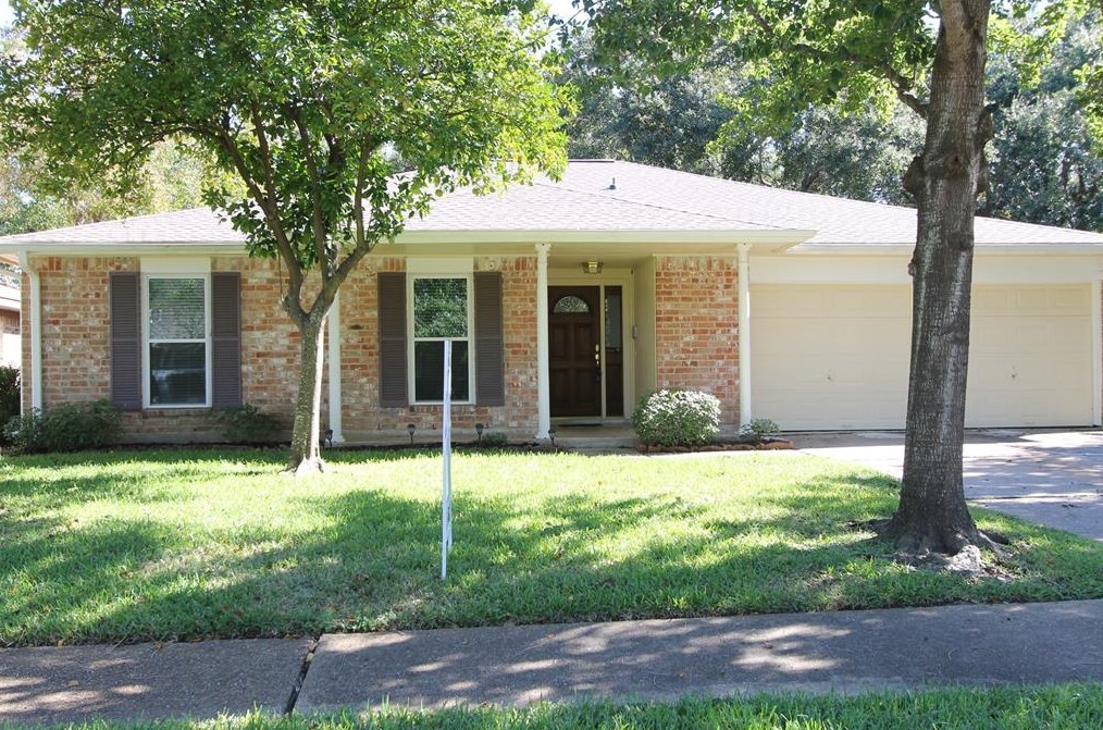 858 Seamaster Dr, Houston TX  77062-5104 exterior