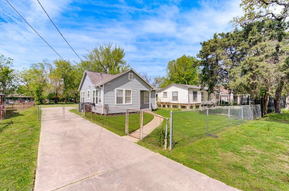 4111 Dabney St, Houston TX  77026-4128 exterior