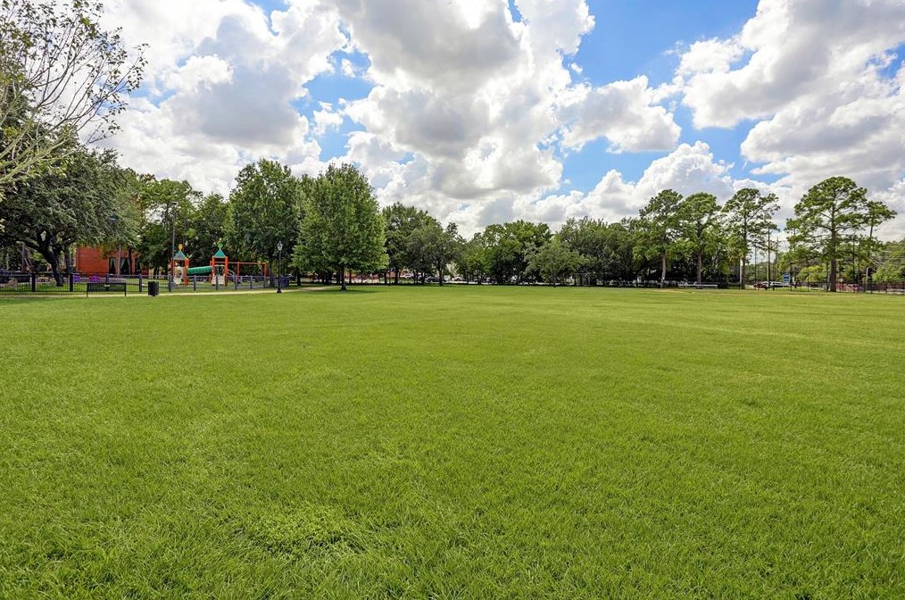 651 Bering Dr, Houston TX  77057-2133 exterior