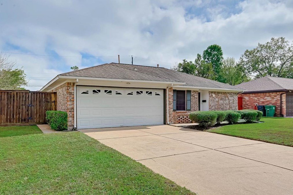 5830 Shurmard Dr, Houston TX  77092-1433 exterior