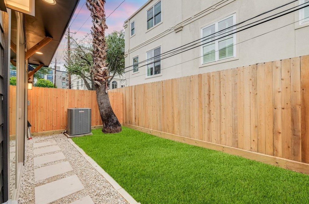 604 Clay St, Houston TX  77019-4578 exterior