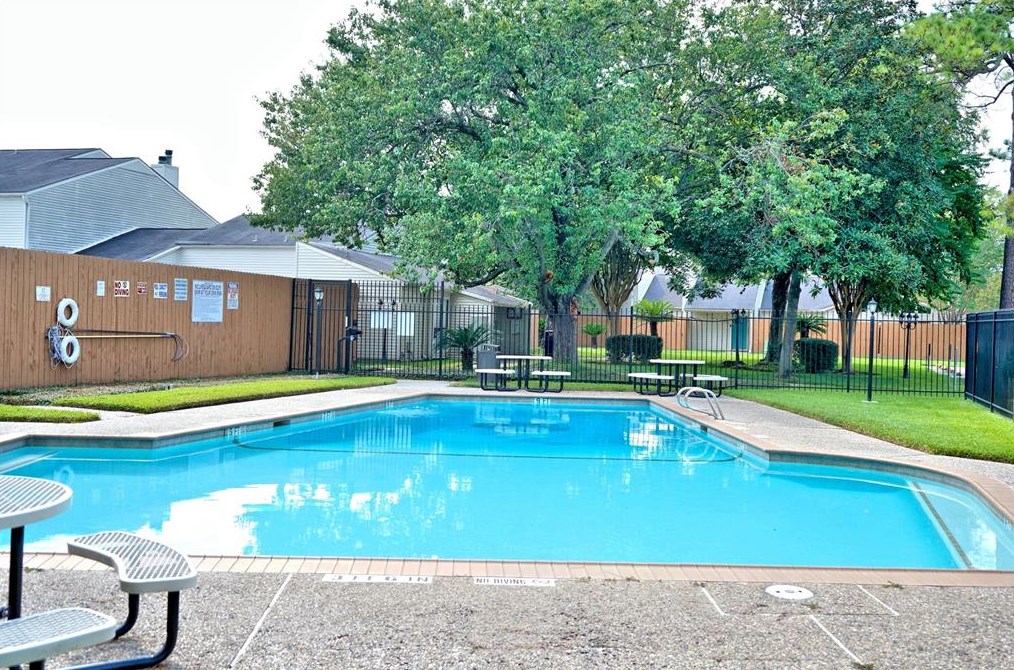 6401 Deihl Rd, Houston TX  77092-1311 exterior