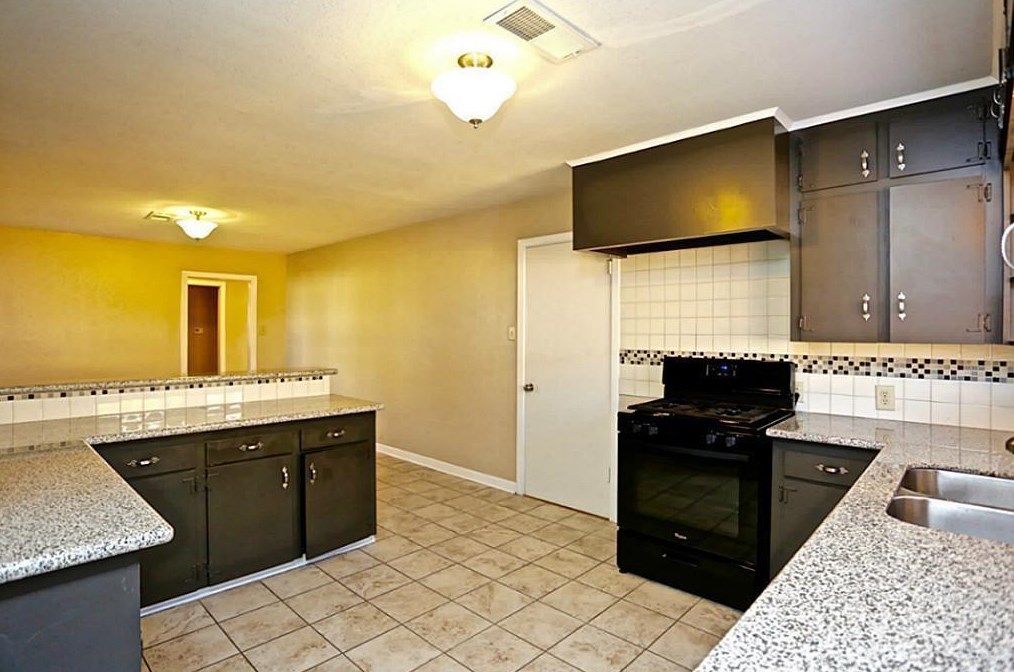 8410 Glen Valley Dr, Houston TX  77061-2301 exterior