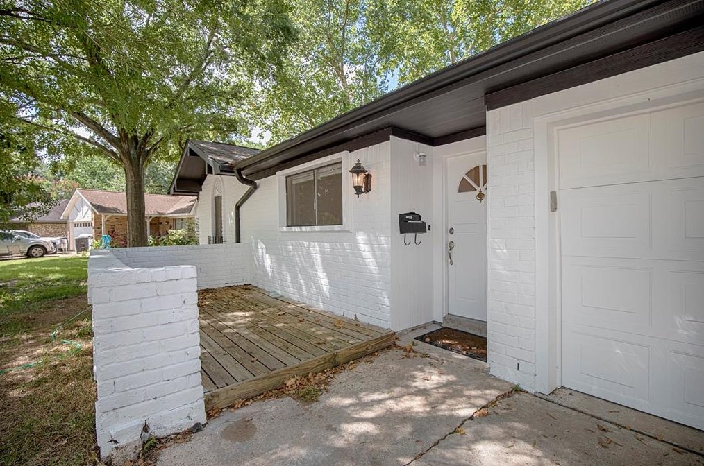 802 Wavecrest Ln, Houston TX  77062-4233 exterior