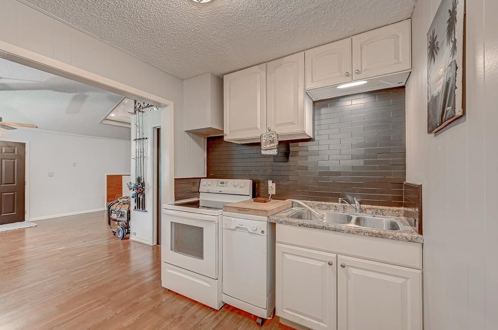 2021 Tupperlake Ln, Bay City TX  77414-7722 exterior