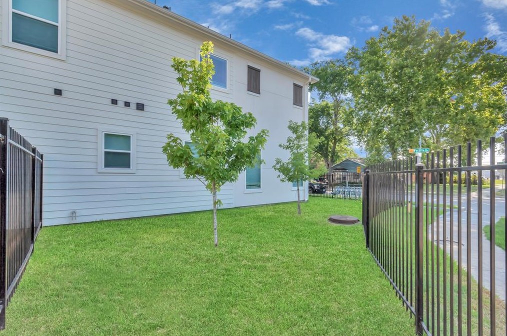 2071 Sherwood Forest St, Houston TX  77043-2702 exterior