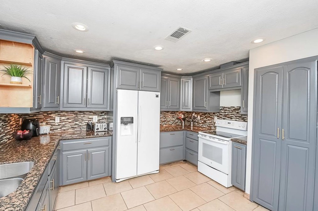 14650 Meyersville Dr, Houston TX  77049-4322 exterior