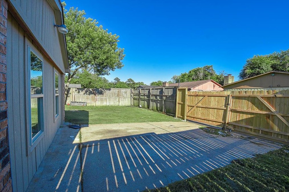 14650 Meyersville Dr, Houston TX  77049-4322 exterior