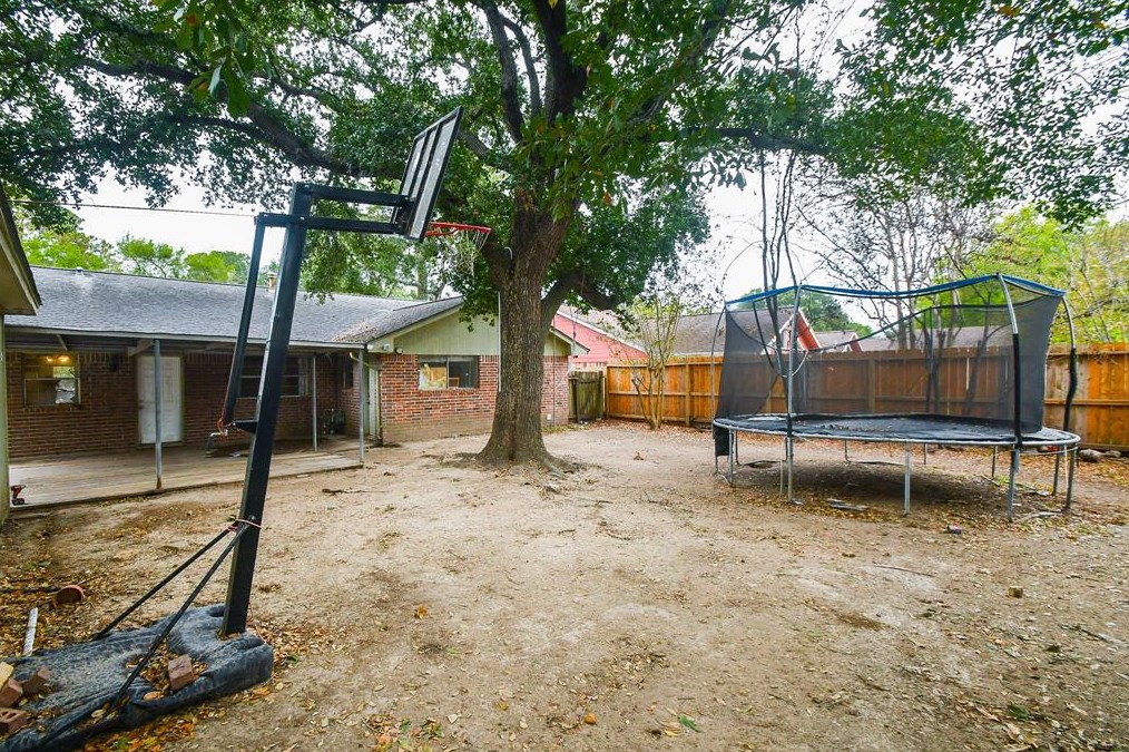 7251 Stonegate Dr, Houston TX  77024-2703 exterior