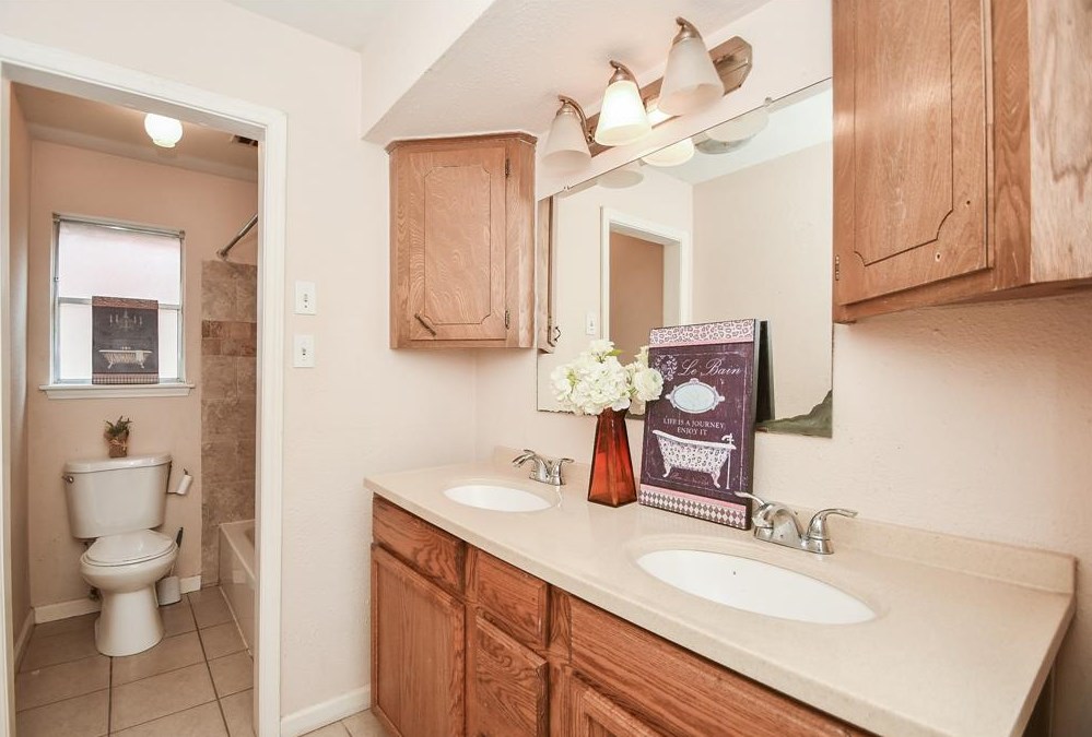 7251 Stonegate Dr, Houston TX  77024-2703 exterior