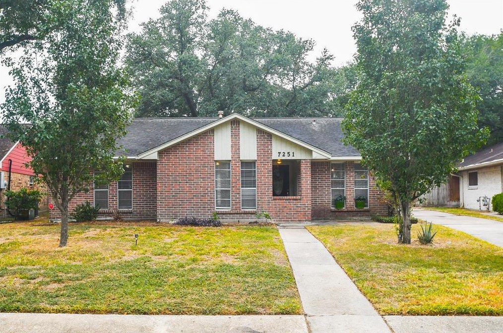 7251 Stonegate Dr, Houston TX  77040-4746 exterior