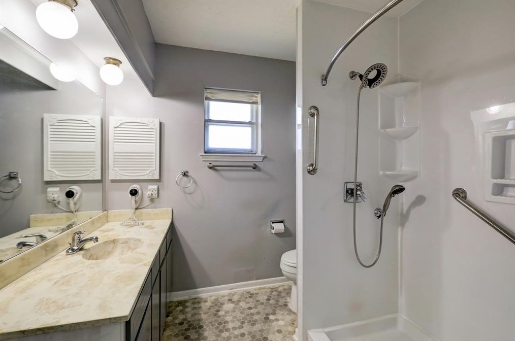 11403 Pne Knl Dr, Houston TX 77099-2414 exterior