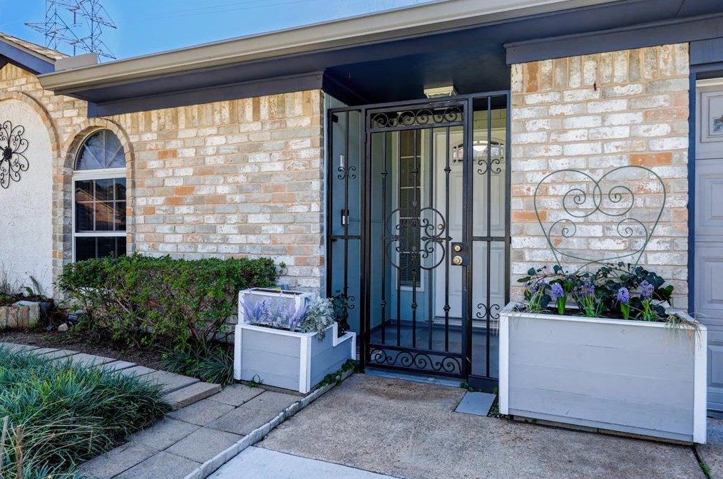 11403 Pne Knl Dr, Houston TX 77099-2414 exterior