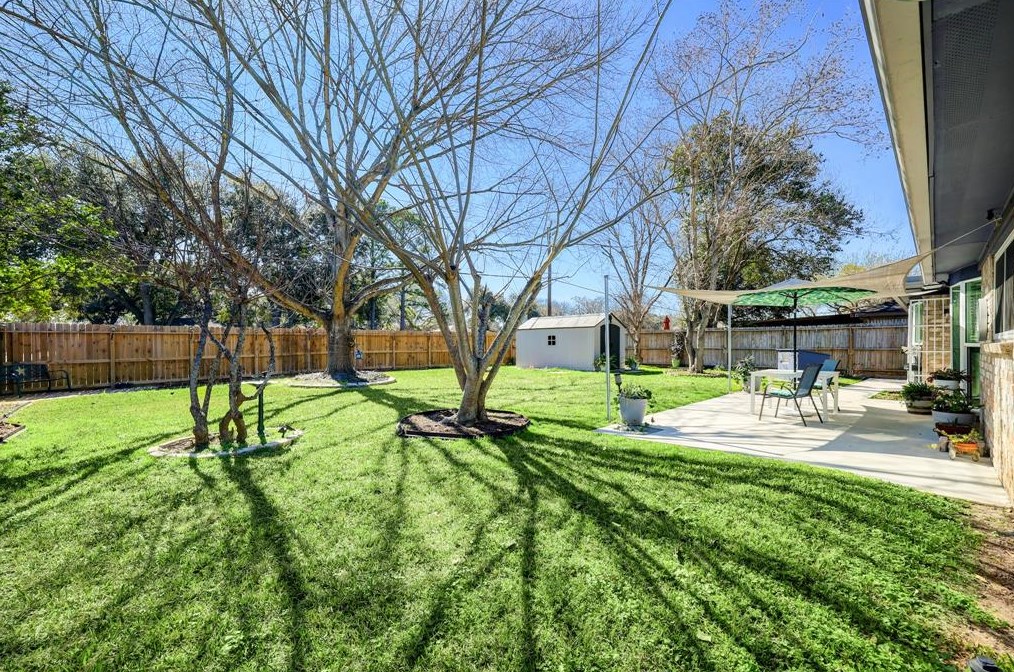 11403 Pne Knl Dr, Houston TX 77099-2414 exterior