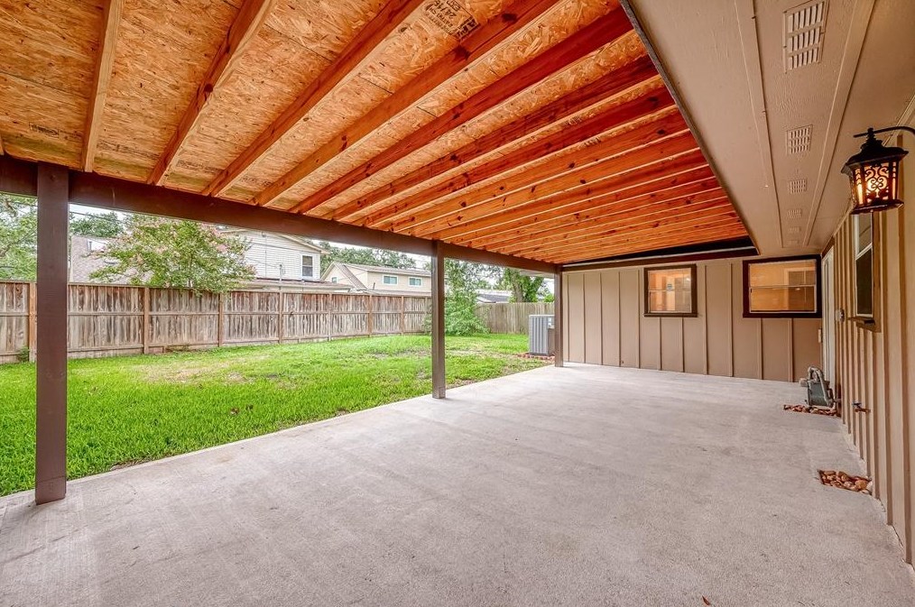 2811 Blueberry Ln, Pasadena TX 77502-5446 exterior