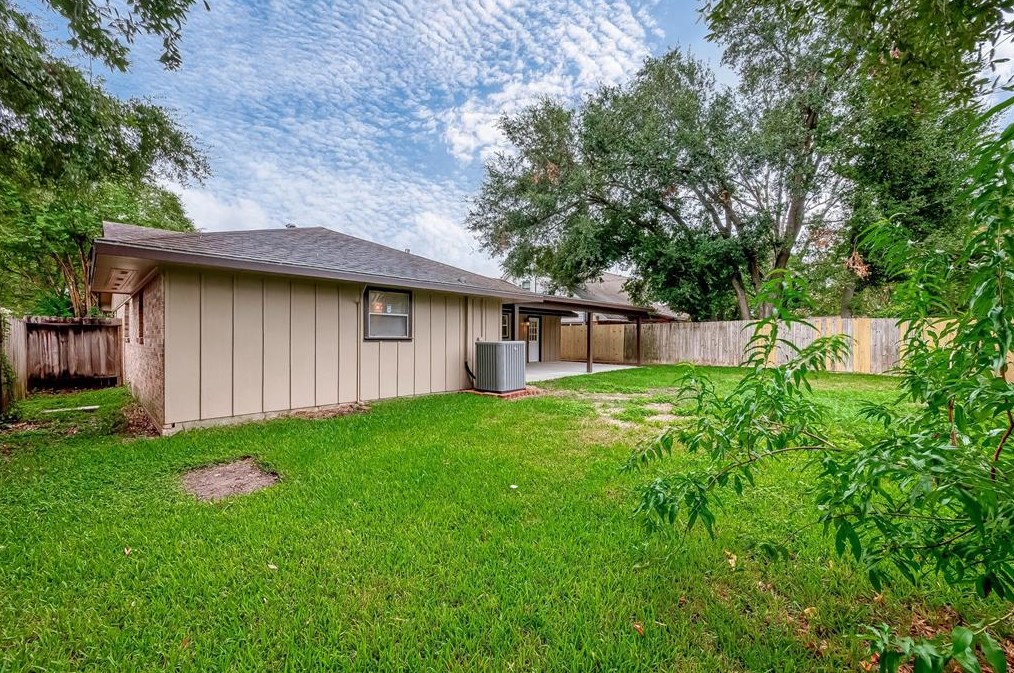 2811 Blueberry Ln, Pasadena TX 77502-5446 exterior
