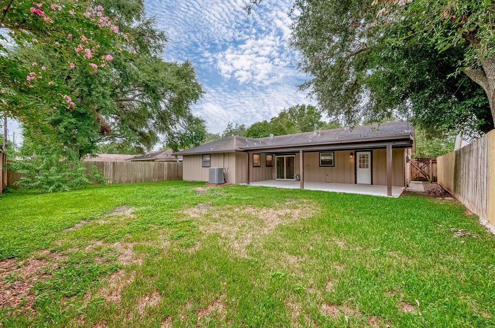 2811 Blueberry Ln, Pasadena TX 77502-5446 exterior