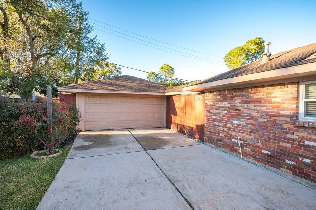 5046 Yarwell Dr, Houston TX  77096-5330 exterior