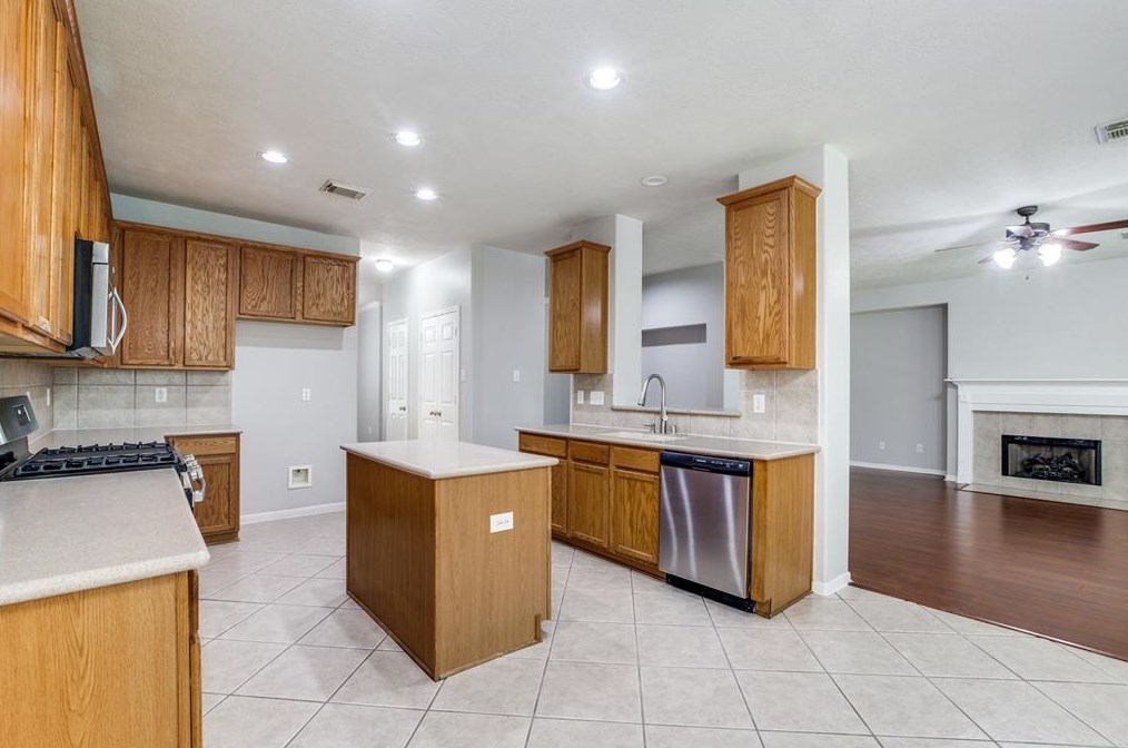 2106 Long Trl Path Ct, Spring TX 77373-7646 exterior