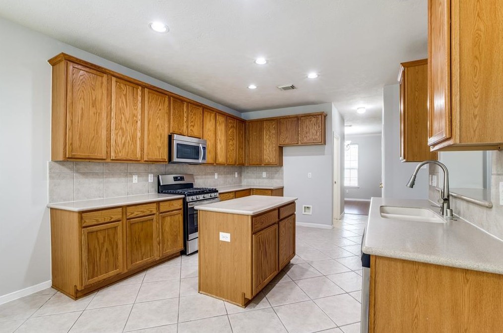 2106 Long Trl Path Ct, Spring TX 77373-7646 exterior