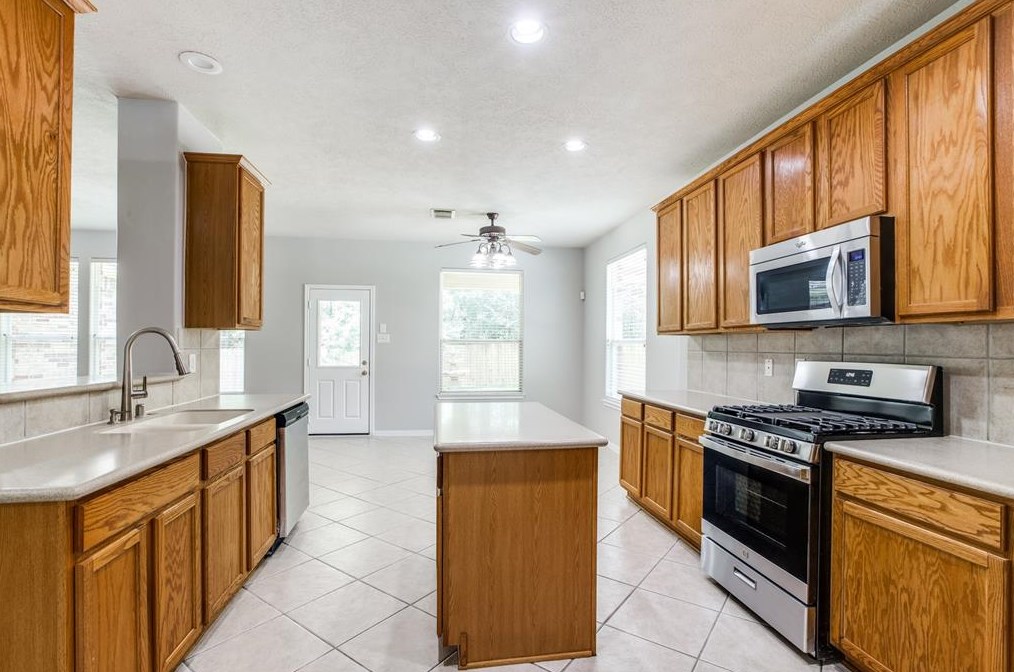 2106 Long Trl Path Ct, Spring TX 77373-7646 exterior