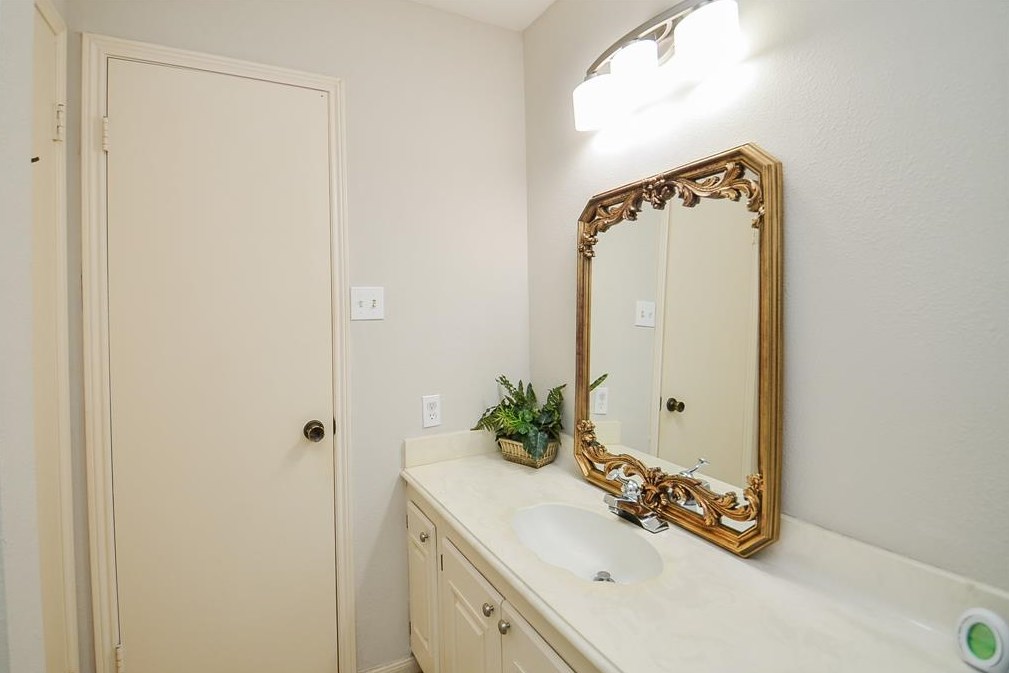 10137 Kemp Frst, Houston TX  77080-2509 exterior