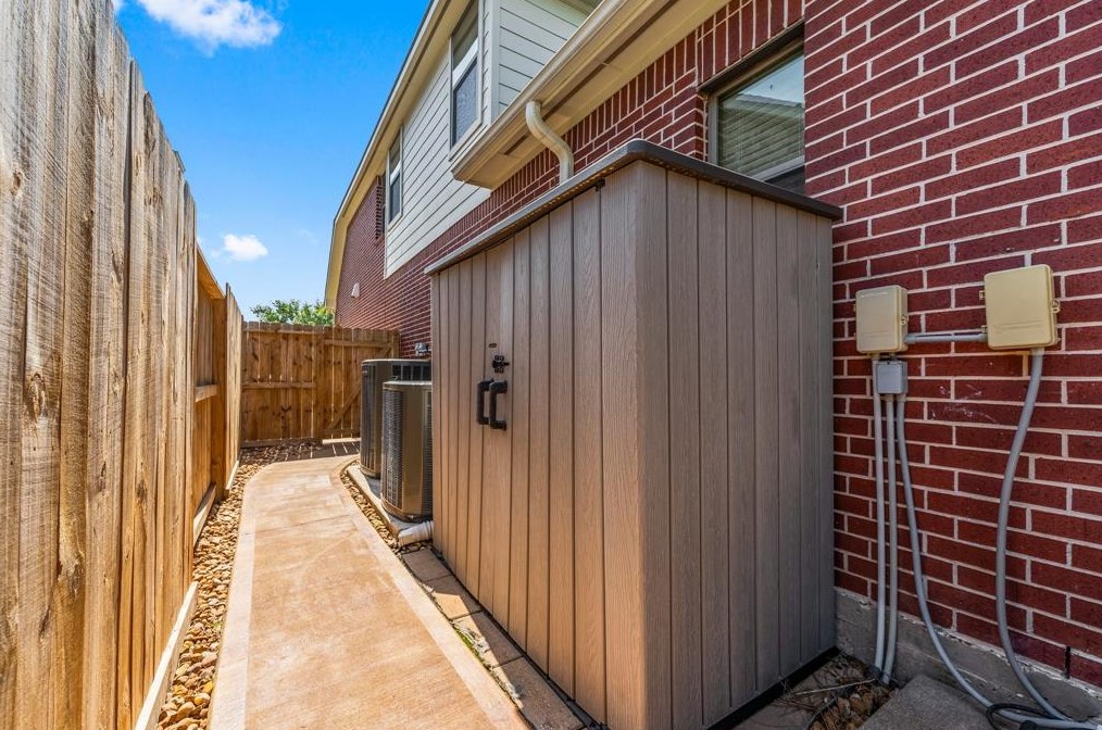 15811 Maple Shr Dr, Houston TX  77044-4485 exterior