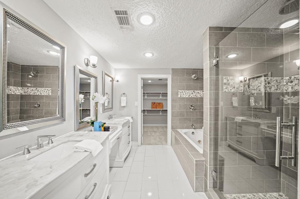 1226 Welch, Houston TX  77006-1308 exterior