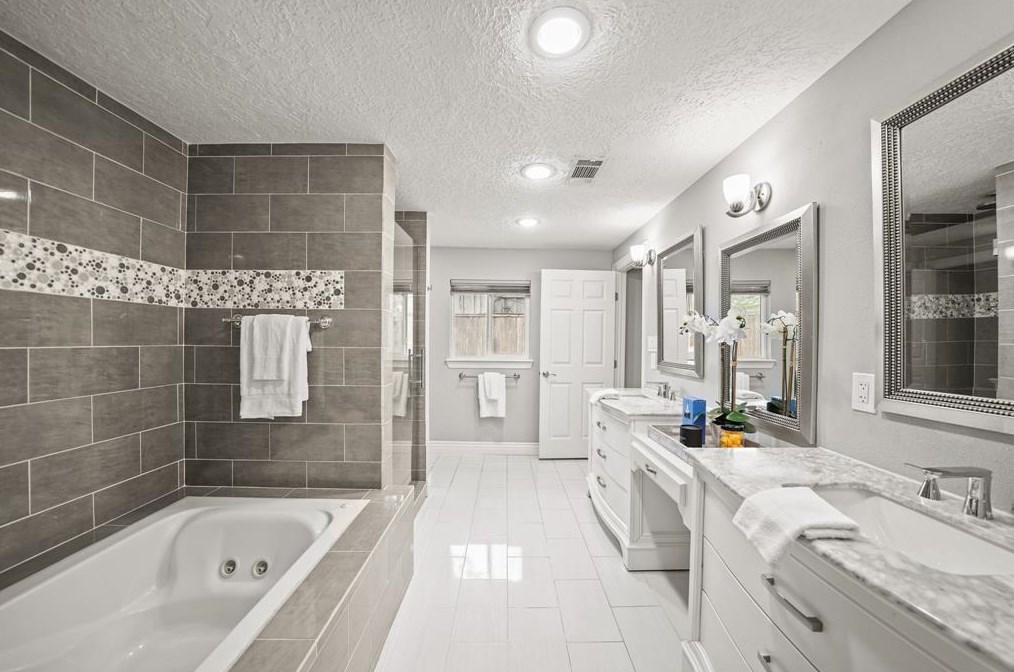 1226 Welch, Houston TX  77006-1308 exterior