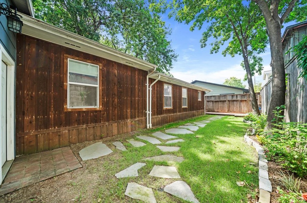 1226 Welch, Houston TX  77006-1308 exterior