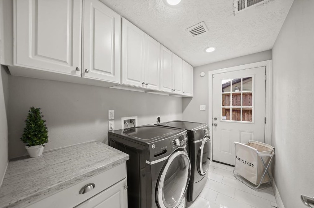 1226 Welch, Houston TX  77006-1308 exterior