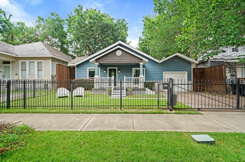 1226 Welch, Houston TX  77006-1308 exterior