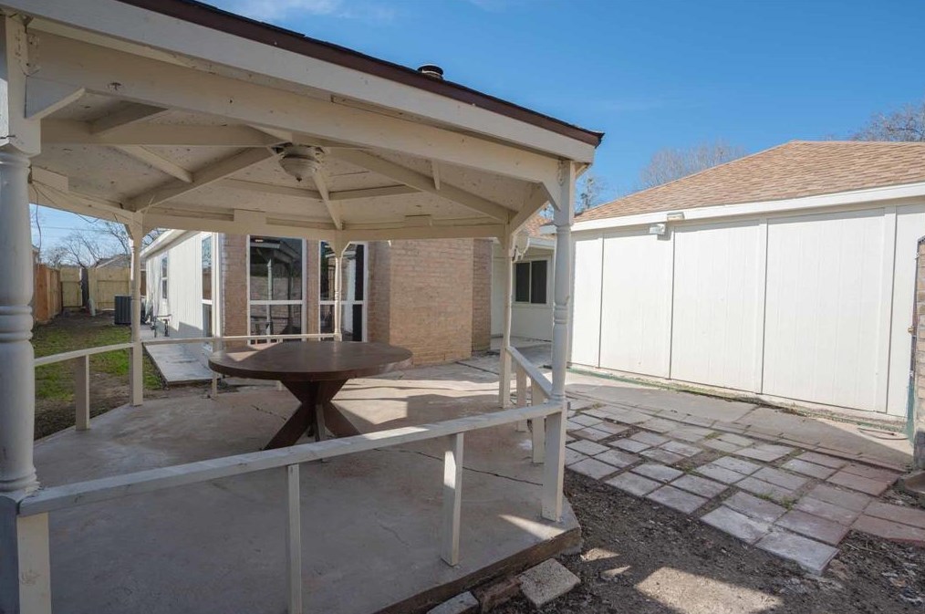 3918 Summit Valley Dr, Houston TX  77082-4102 exterior