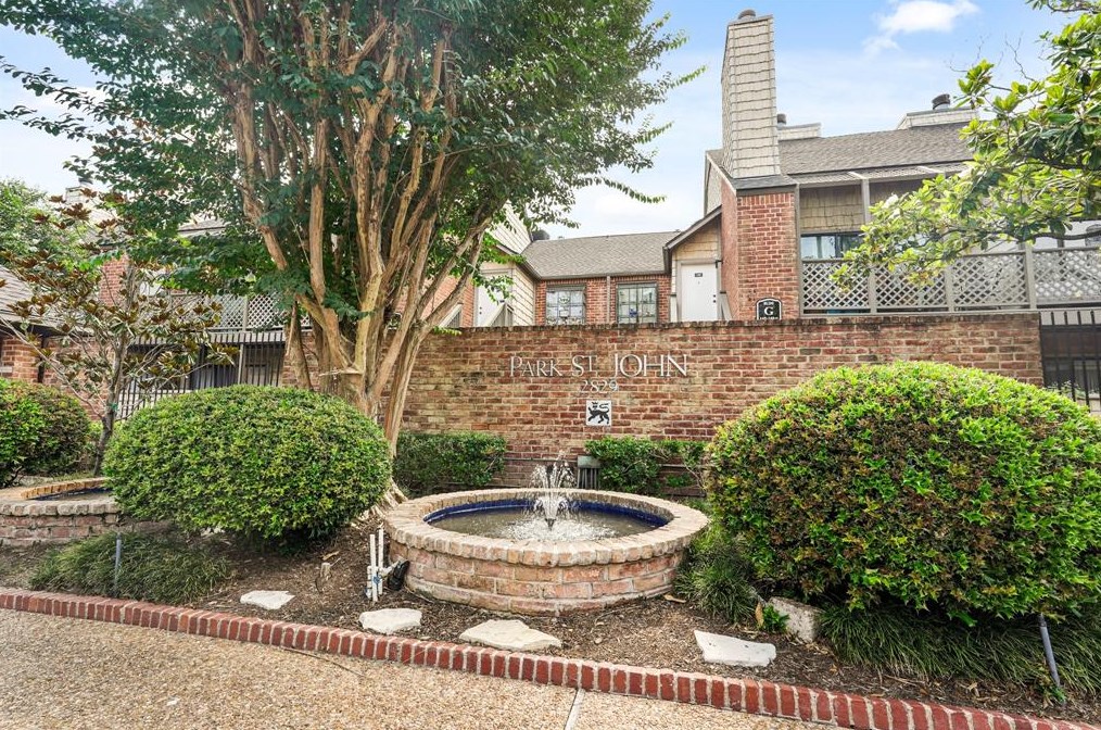 2829 Timmons Ln, Houston TX  77027-5352 exterior