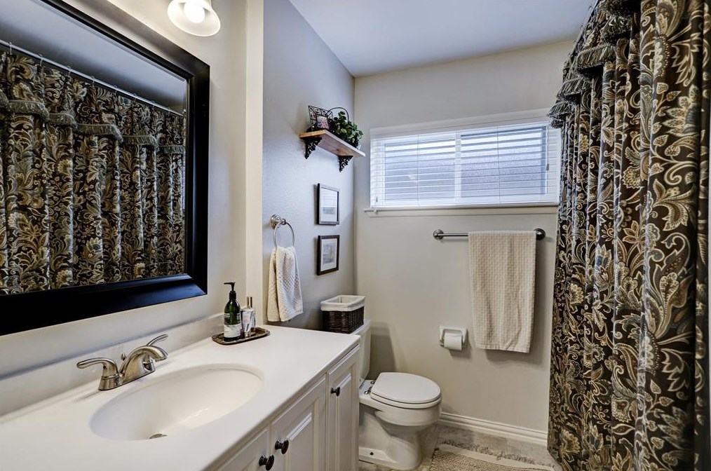 5931 Portal Dr, Houston TX  77096-5725 exterior