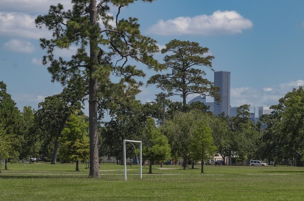 718 Redwing Park Dr, Houston TX  77009-2476 exterior