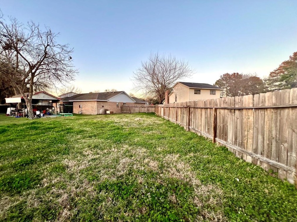 1811 Wildbrook Dr, Houston TX  77038-1736 exterior