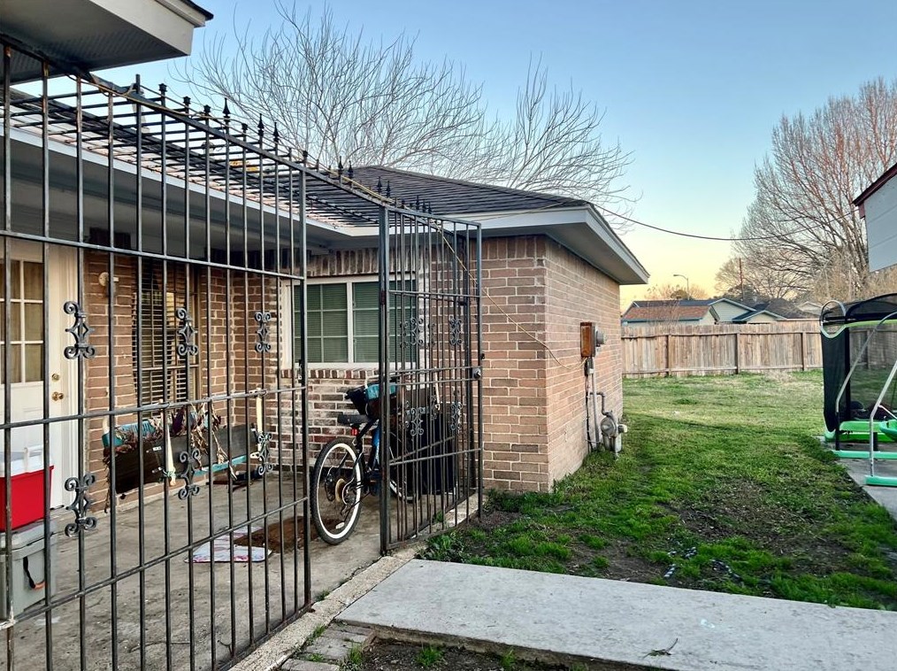 1811 Wildbrook Dr, Houston TX  77038-1736 exterior