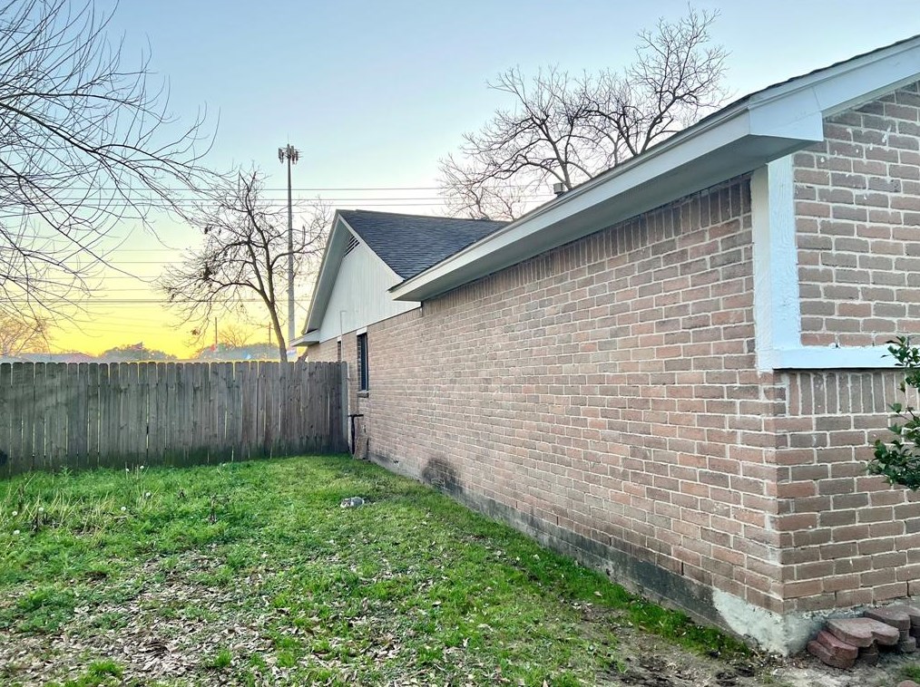1811 Wildbrook Dr, Houston TX  77038-1736 exterior