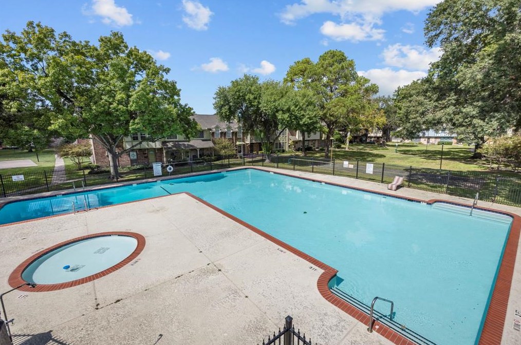 2207 Triway Ln, Houston TX  77043-2104 exterior