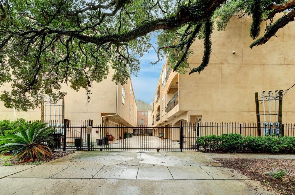 3010 Chenevert St, Houston TX  77004-4125 exterior