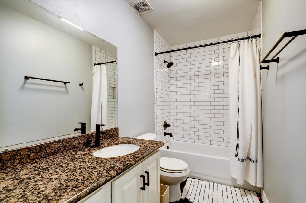3010 Chenevert St, Houston TX  77004-4125 exterior