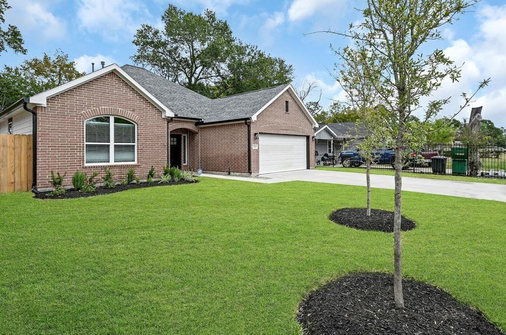 5731 Doulton Dr, Houston TX  77033-2002 exterior